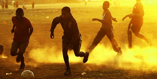 Une partie de football de rue